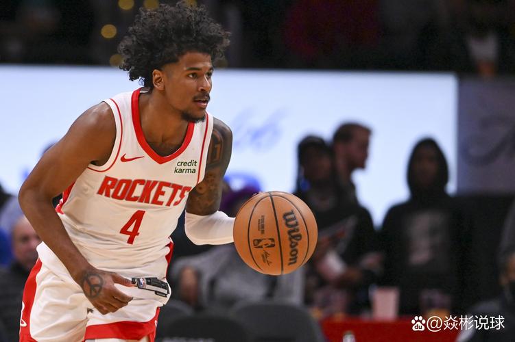 他在闹，他在笑，林加德与拉什福德通道内嬉戏（笑闹不断，林加德和拉什福德在通道内打趣嬉闹）